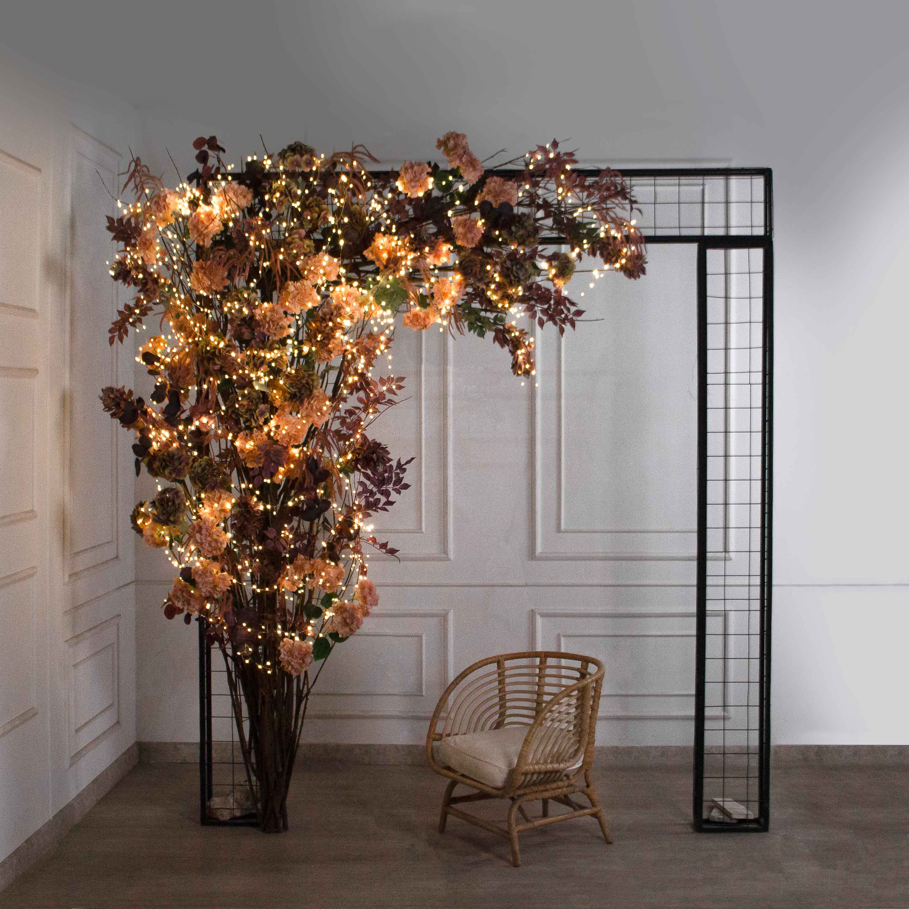 ДЛ177/СВ03(Пр)(Fix)(F) Декор вход. группы h300см на прутьях, пристен. с гирляндой,пепельно-пурпур._3