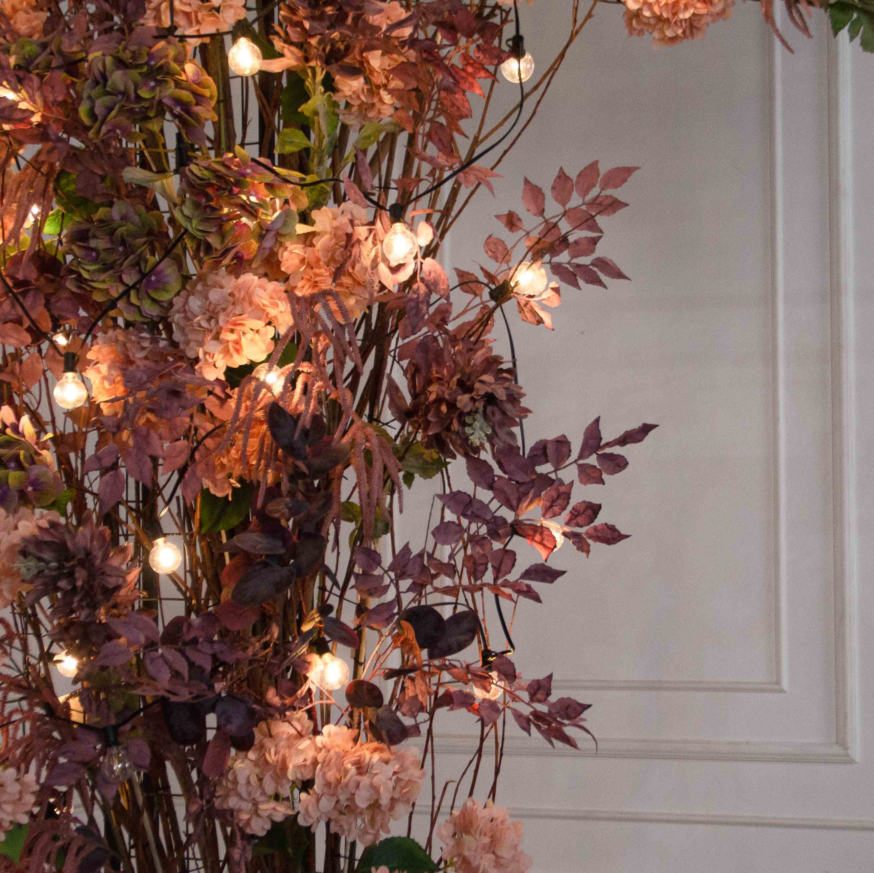 ДЛ177/СВ04(Пр)(Fix)(F) Декор вход, группы h300см на прутьях, пристен. с гирляндой,пепельно-пурпур._6