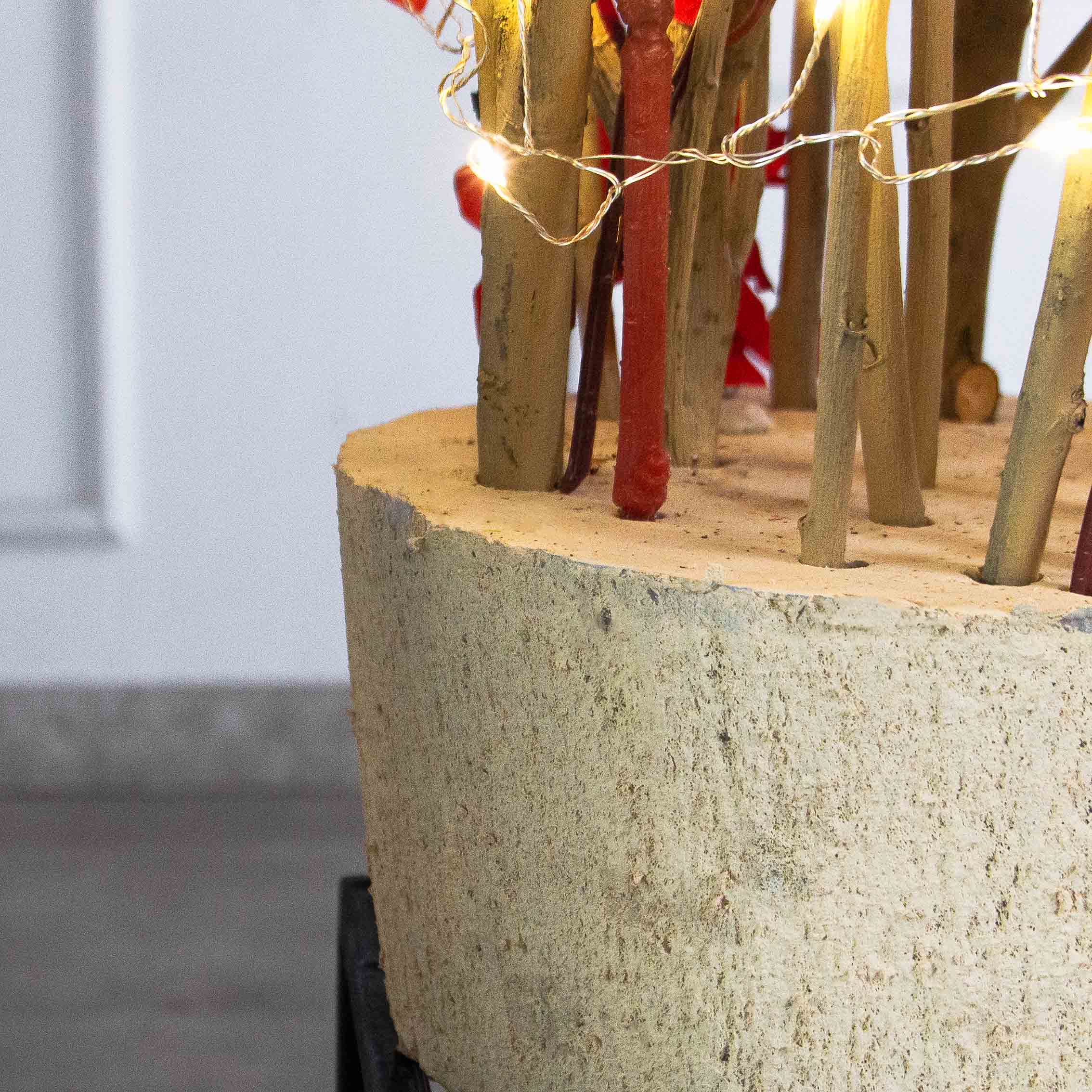 К551/СВ03(Пр)(F) Композиция искусственная на основании с гирляндой Роса, багряная_5