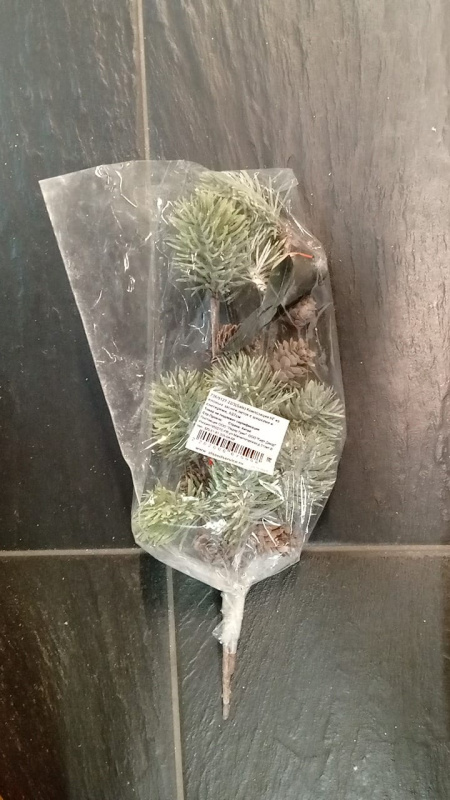 736/9127-22/3 Композиция НГ из еловых заснеж.веток с шишками и снегирями, h37см