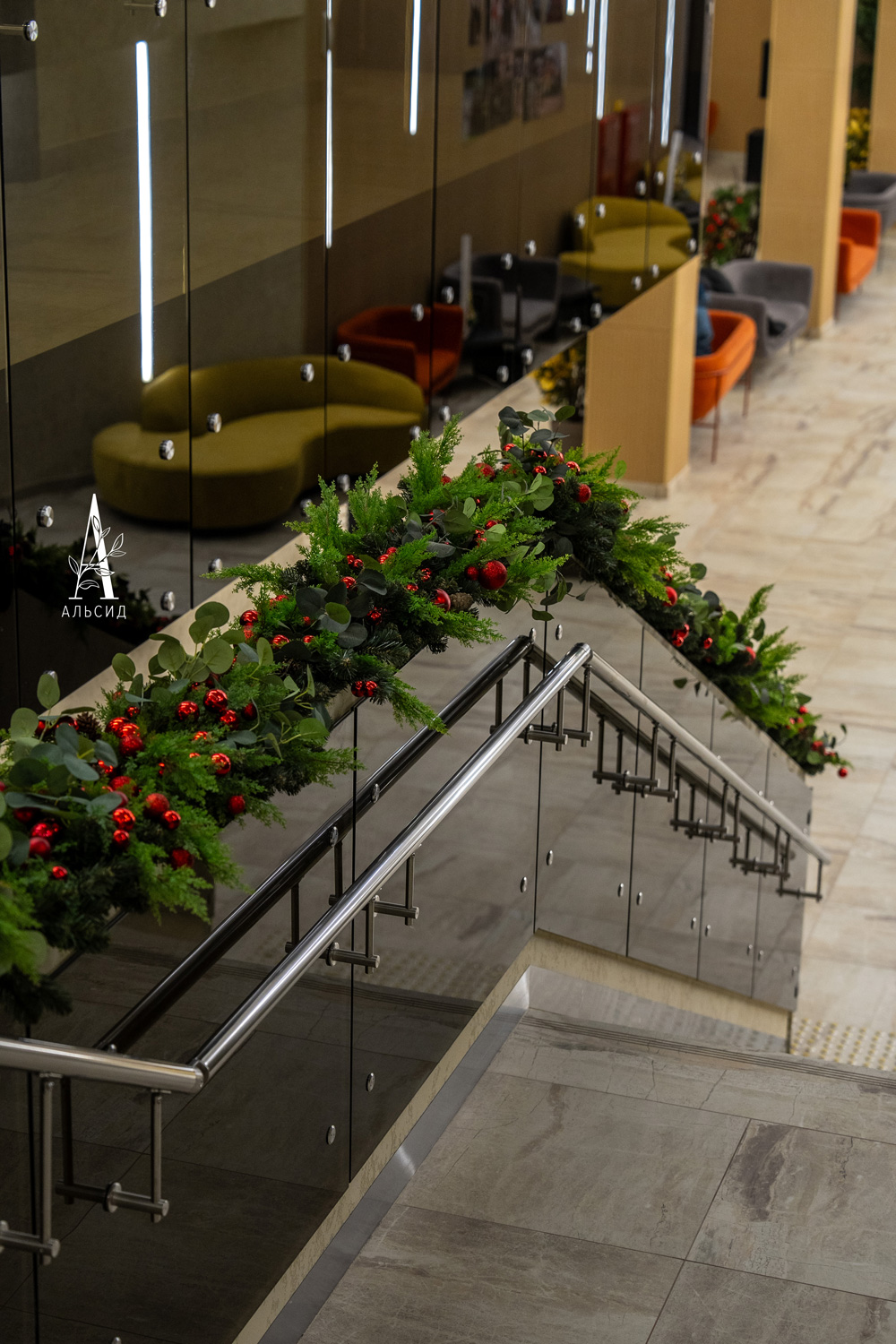 Л91(Пр)(F) Гирлянда НГ искусственная на перила из туи с шарами L100см_6