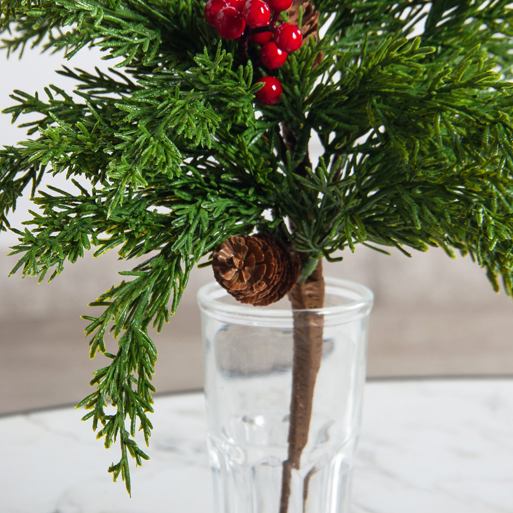 736А/9271-0028(F) Ветка еловая с шишками и красными ягодами h35см(20+15см) 5веток_4