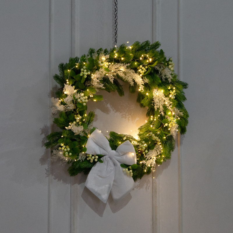 В15/СВ03т-1(Пр)(F) Венок искусственный НГ с белым декором и гирляндой Роса_1