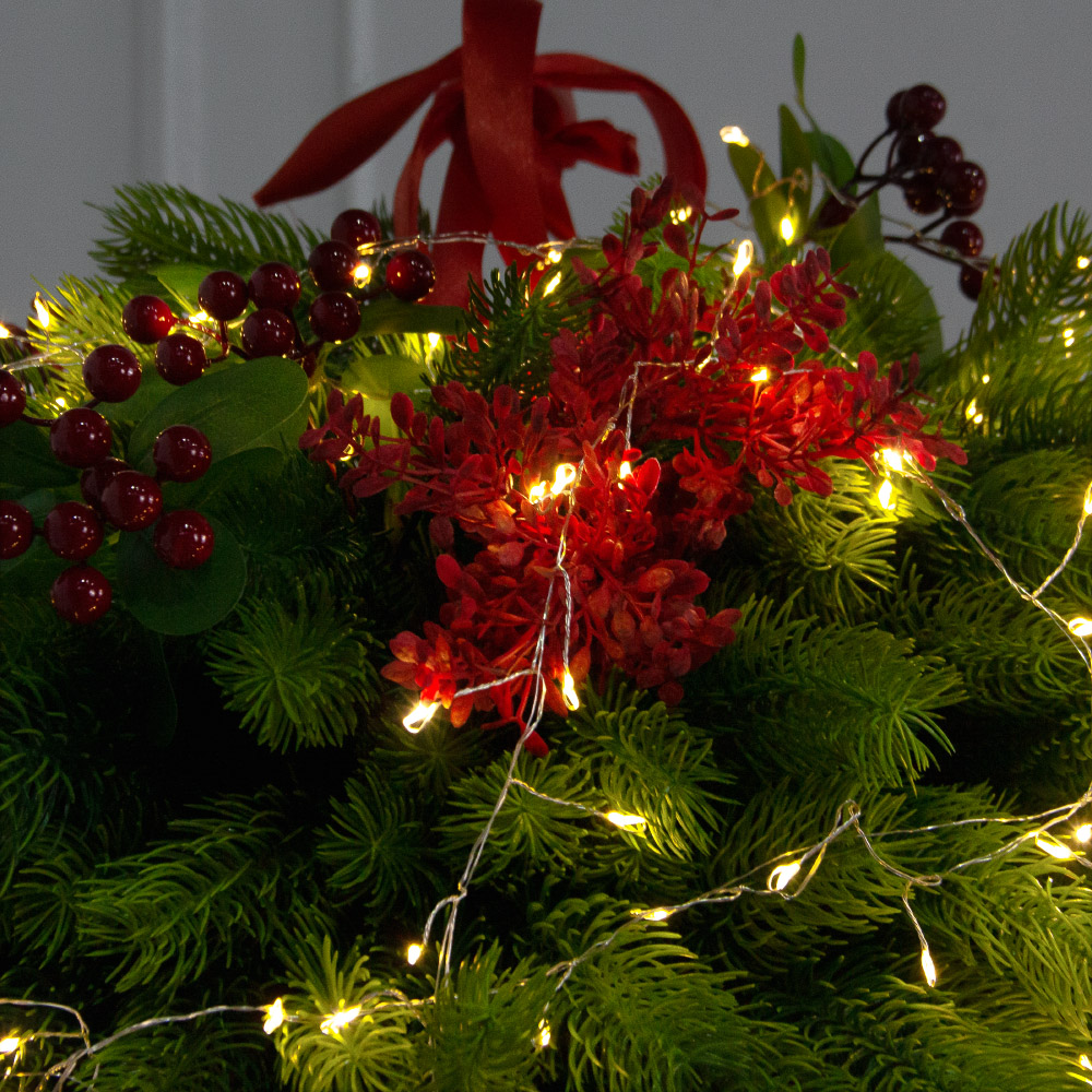 К559/СВ03т-2(Пр)(F) Композиция искусственная НГ подвесная с красным декором и гирляндой Роса_3