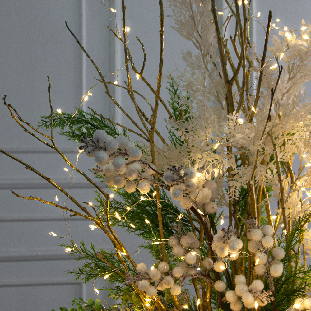 К558/СВ03т(Пр)(F) Композиция искусственная НГ с белыми ягодами и гирляндой Роса на основании_6