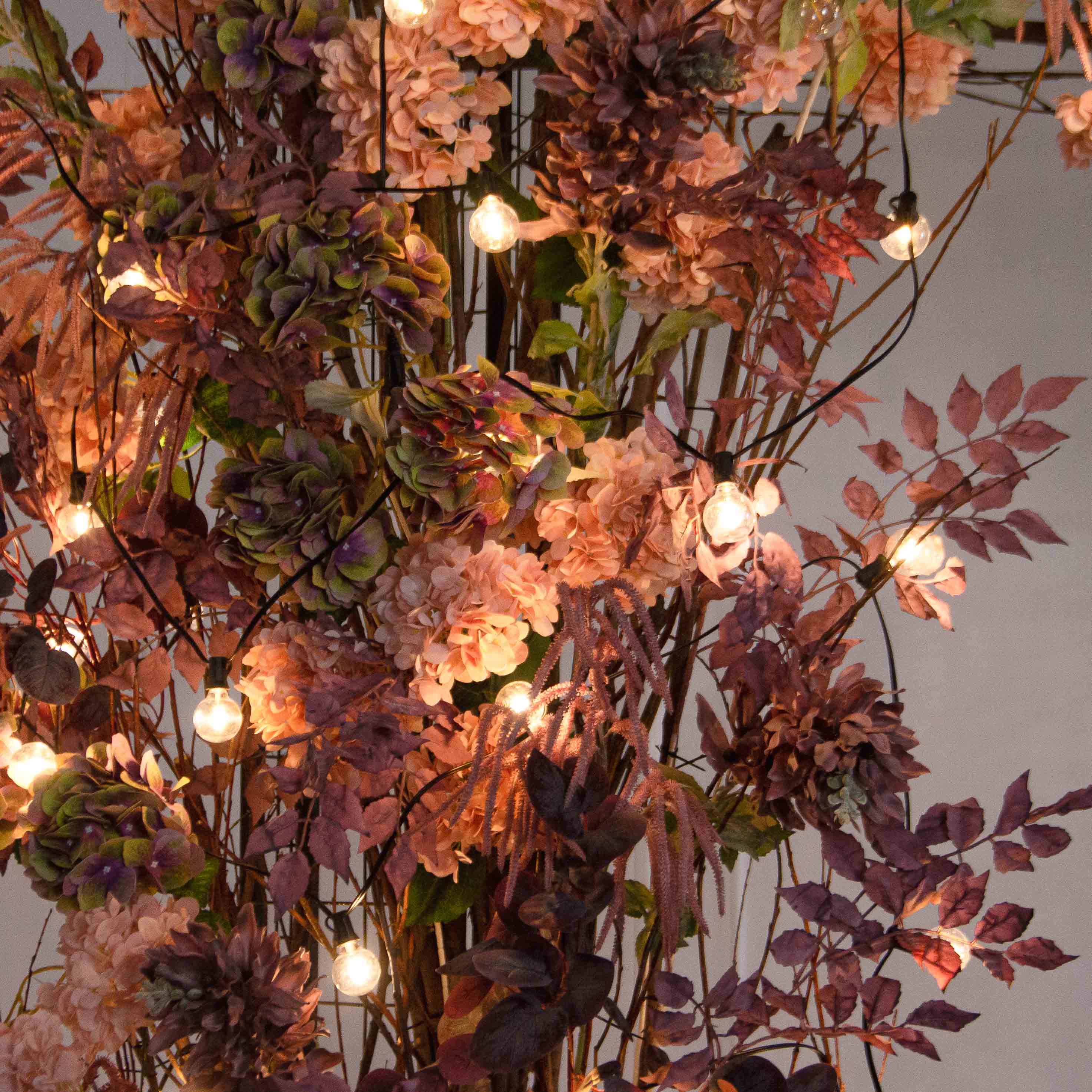 ДЛ177/СВ04(Пр)(Fix)(F) Декор вход, группы h300см на прутьях, пристен. с гирляндой,пепельно-пурпур._4