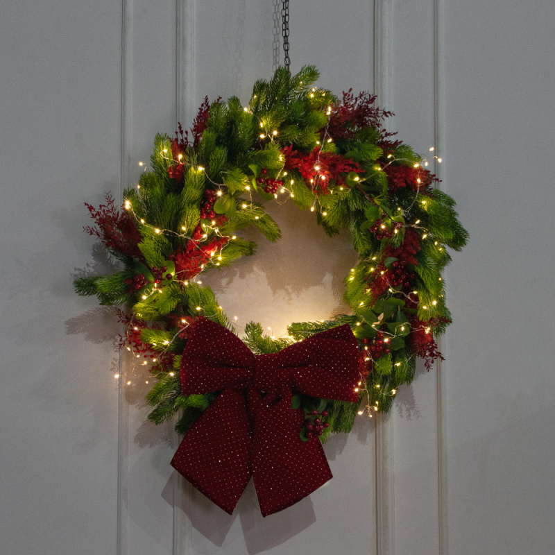 В15/СВ03т-2(Пр)(F) Венок искусственный НГ d70см, с красным декором и гирляндой Роса_1