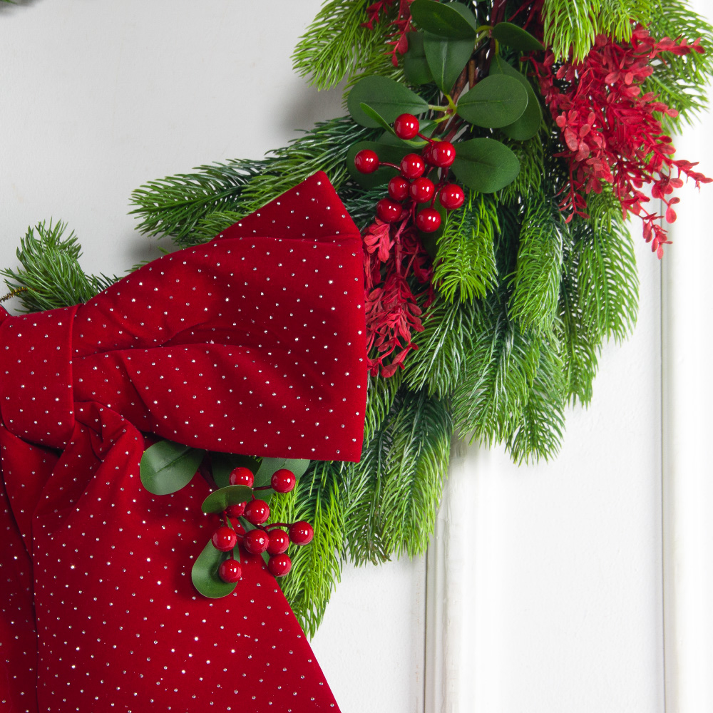 В15-2(Пр)(F) Венок искусственный НГ d70см, с красным декором_5