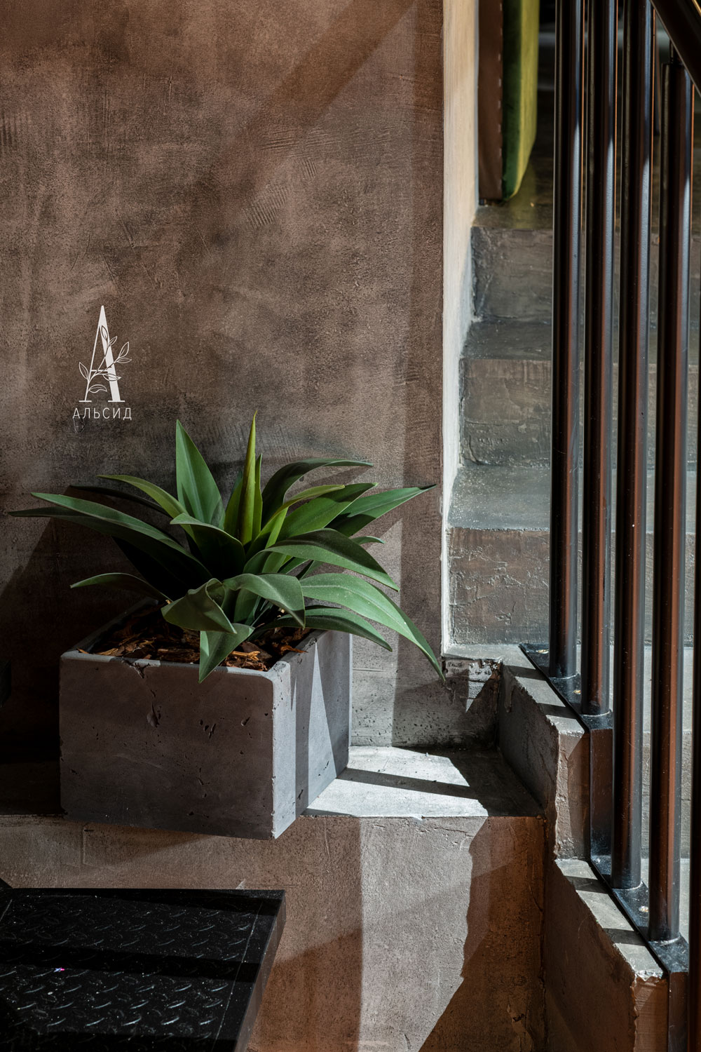 ЦС97(F) Агава гигант искусственная в квадратном кашпо_4