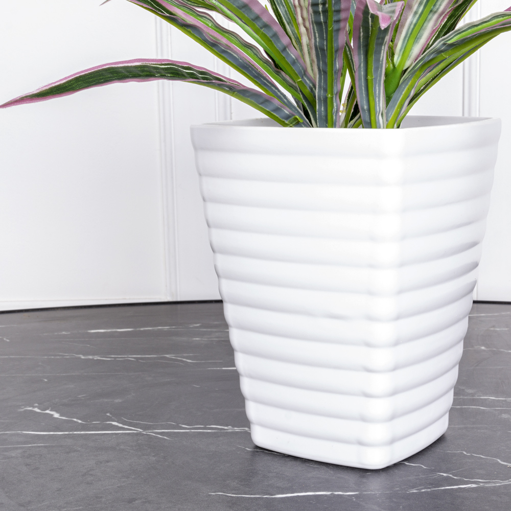 К277(з) Драцена (d-30 h-25) в ребристом кашпо(13.5*13.5*16_6