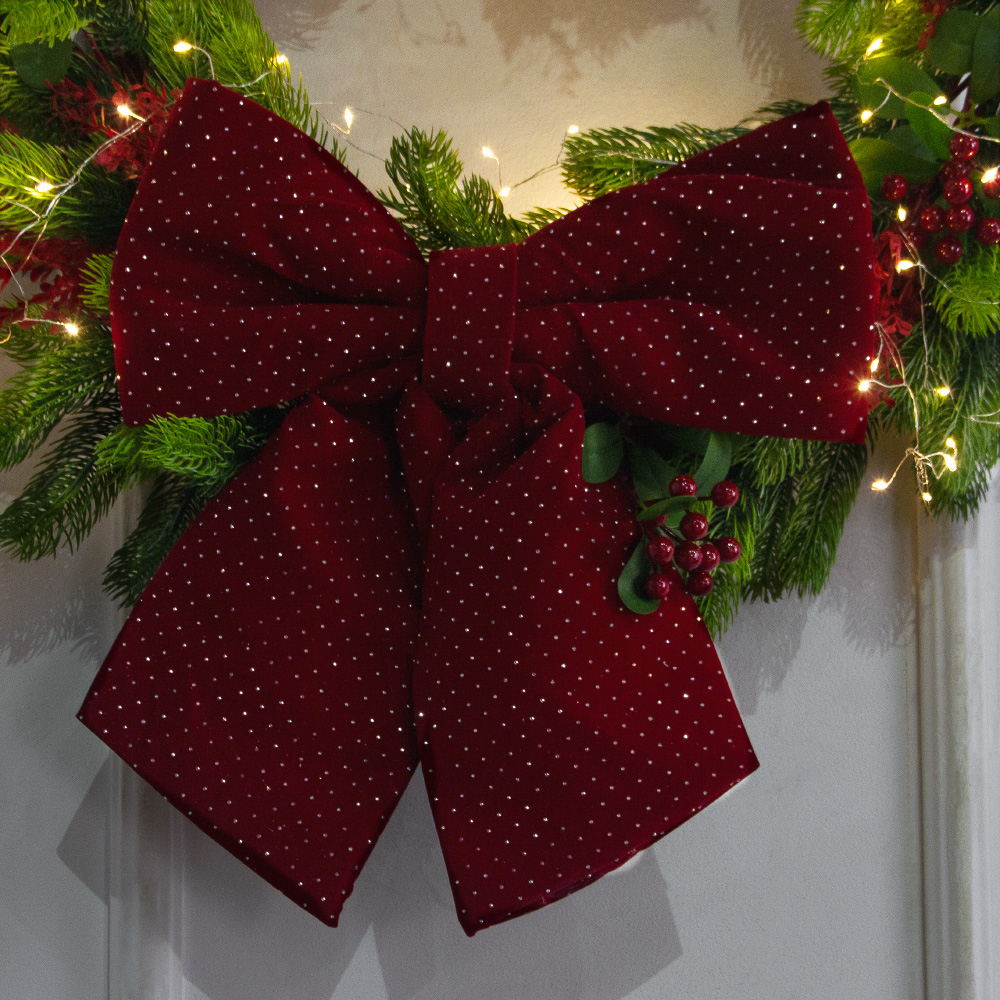 В15/СВ03т-2(Пр)(F) Венок искусственный НГ d70см, с красным декором и гирляндой Роса_2