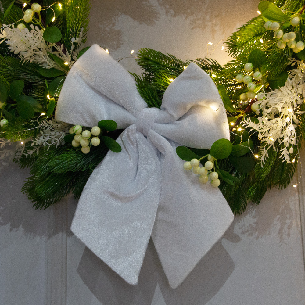 В15/СВ03т-1(Пр)(F) Венок искусственный НГ с белым декором и гирляндой Роса_2