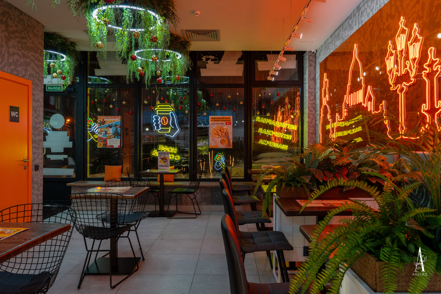 ВМ14(з) Композиция искусственная с ампельными растениями на вставке 150х4хh3см_3