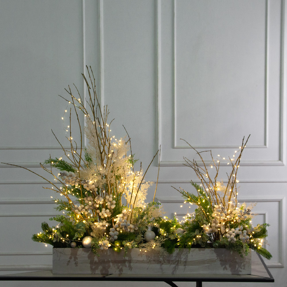 К558/СВ03т(Пр)(F) Композиция искусственная НГ с белыми ягодами и гирляндой Роса на основании_2