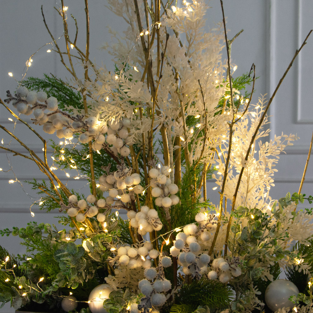 К558/СВ03т(Пр)(F) Композиция искусственная НГ с белыми ягодами и гирляндой Роса на основании_5