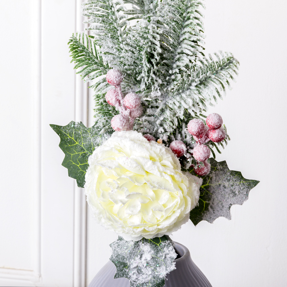 736/9271-08/1 Ветка НГ заснеженная с белым пионом и ягодами h47см_1
