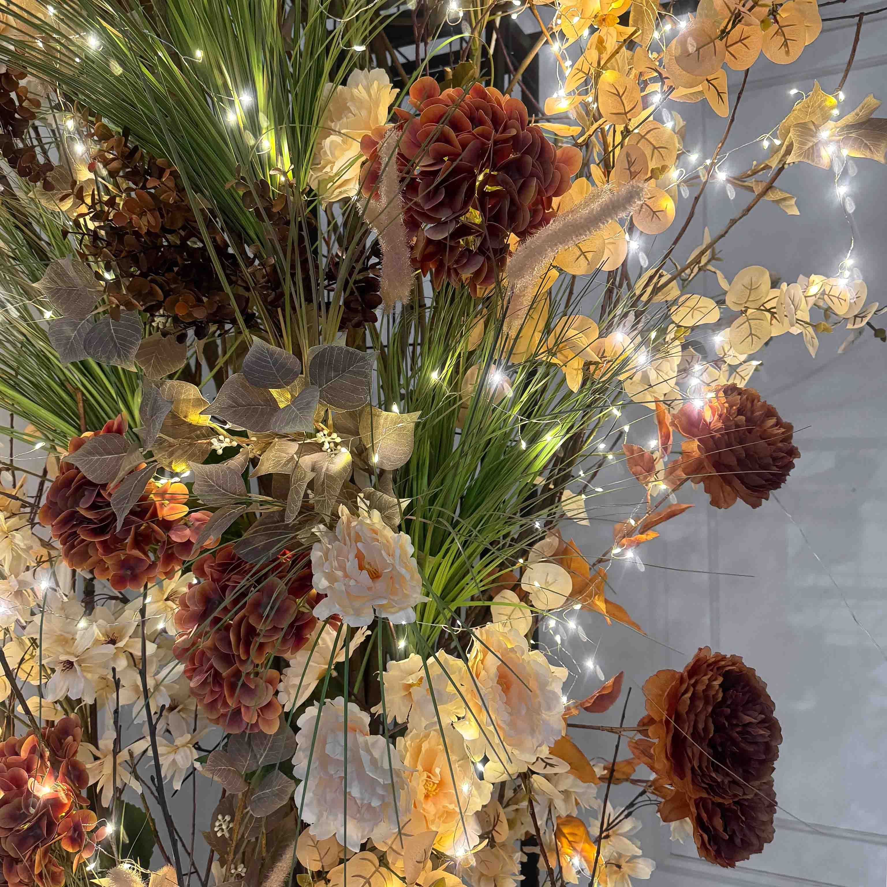 ДЛ/СВ03/170(Пр)(Fix)(F)Декор входной группы h300см на прутьях, пристенный с гирляндой, беж-террак._5