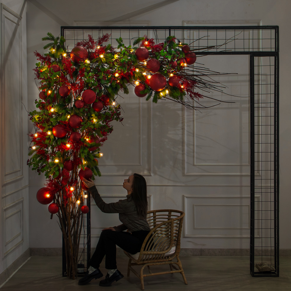 ДЛ185/СВ04(Пр)(Fix)(F)Декор вход.груп. h270см н/прутьях, прист.с ретро-гирляндой и красн. шарами_3