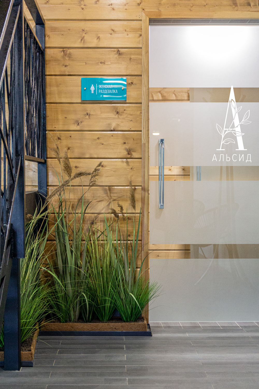 ТД097 Трава Осока искусственная с камышом микс в кокосовом боксе97х25хh8см_4