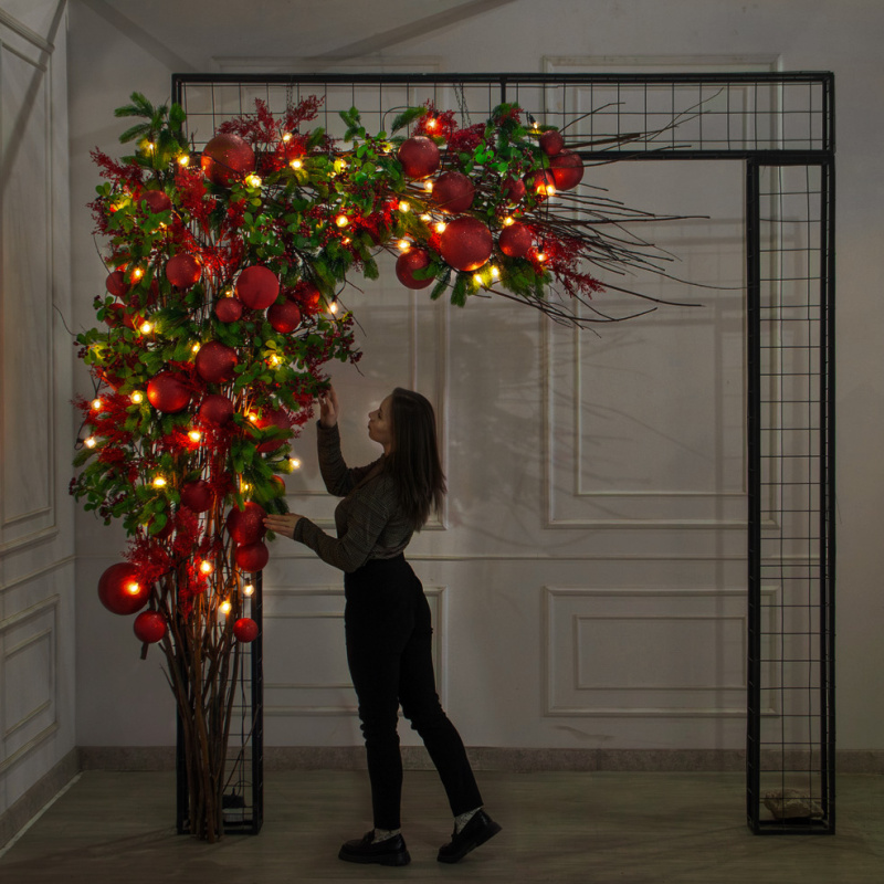 ДЛ185/СВ04(Пр)(Fix)(F)Декор вход.груп. h270см н/прутьях, прист.с ретро-гирляндой и красн. шарами_1