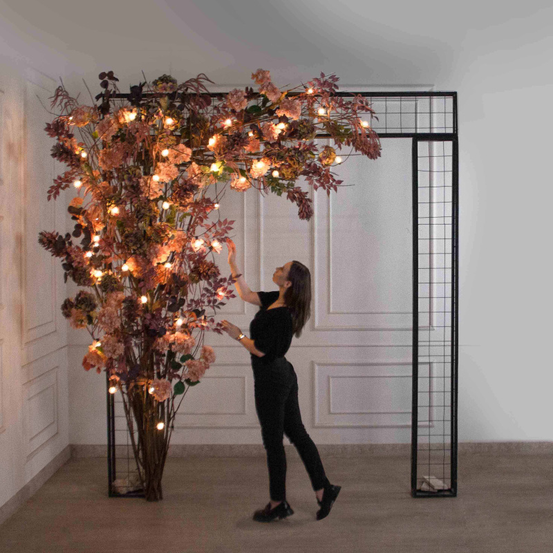 ДЛ177/СВ04(Пр)(Fix)(F) Декор вход, группы h300см на прутьях, пристен. с гирляндой,пепельно-пурпур._1